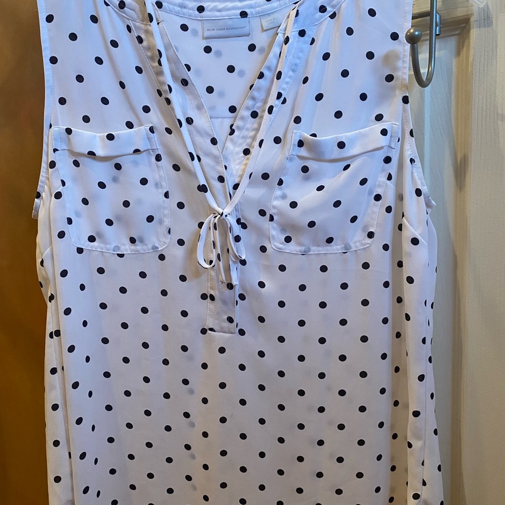 NY & Co Sleeveless Top. Size Medium